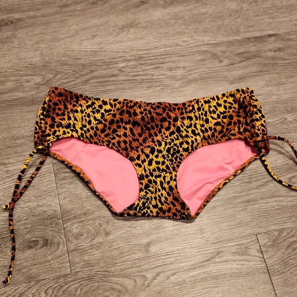 Victoria's Secret Other - Victoria's Secret Leopard Print Bikini Bottoms- M